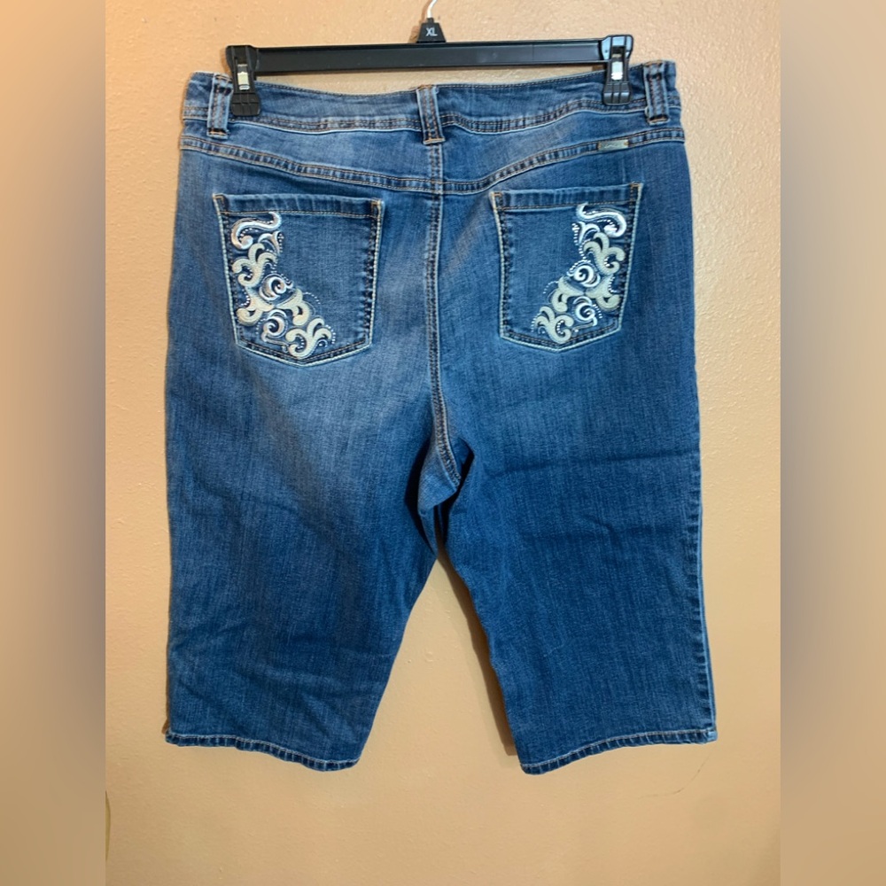 INC Curvy Fit Embroidery Capri Jeans - 16